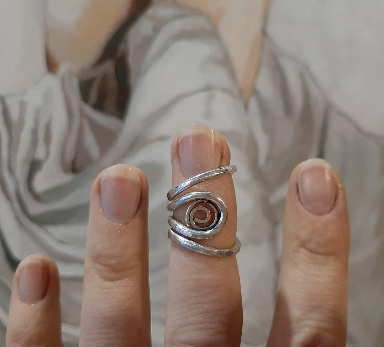 Lateral deviation finger splint for arthritis