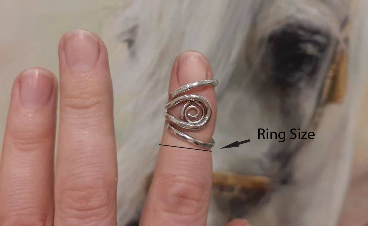 Lateral deviation finger splint for arthritis