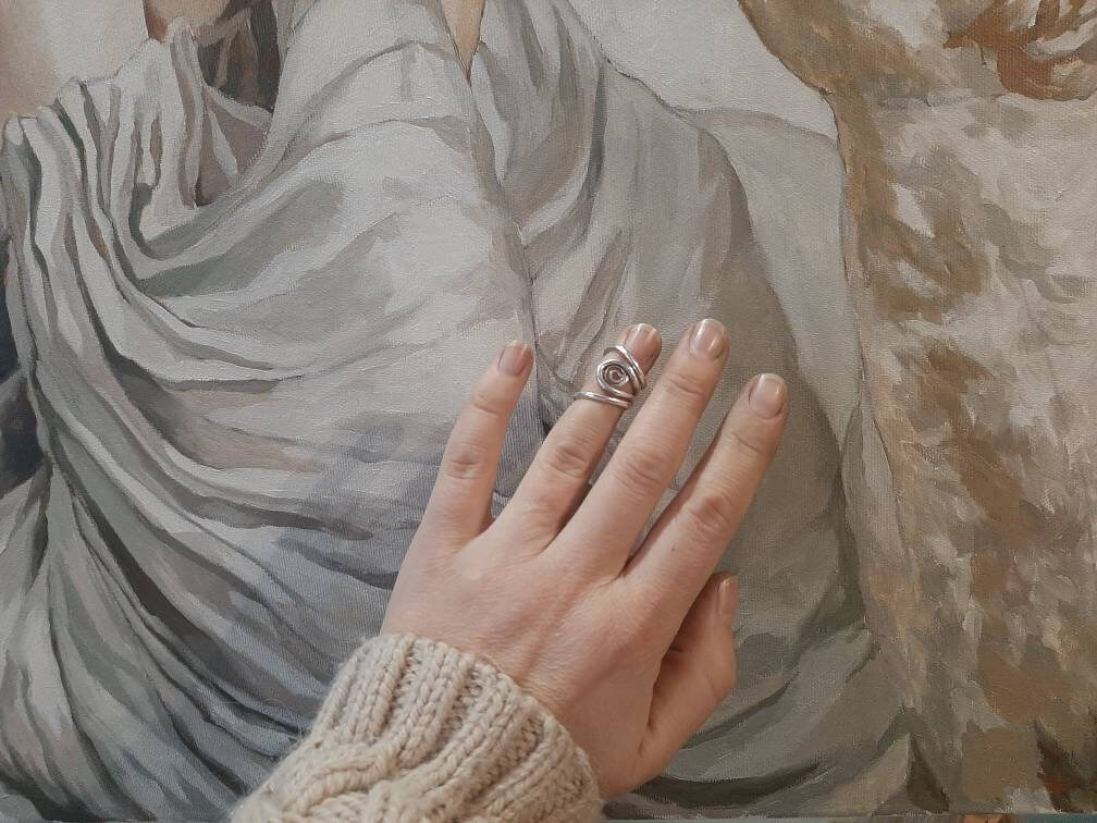 Lateral deviation finger splint for arthritis