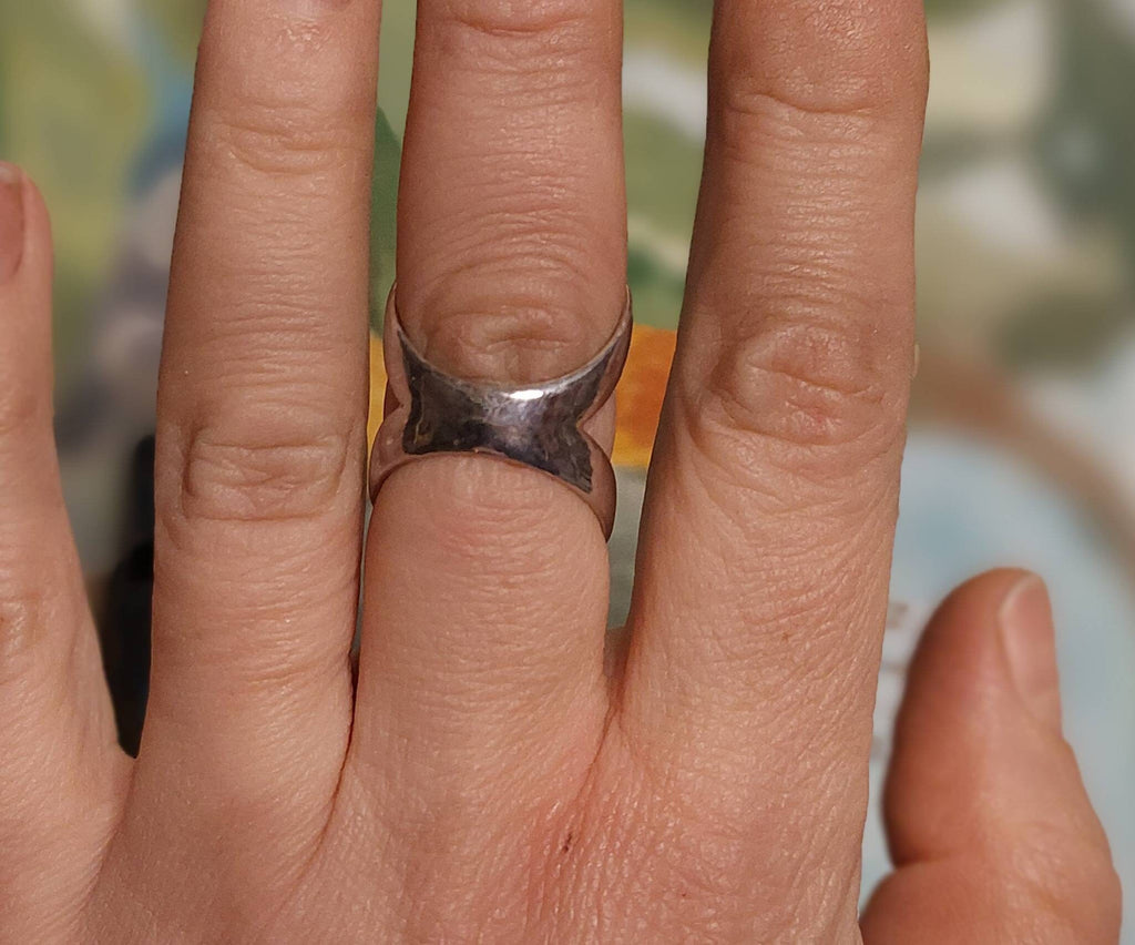 Adjustable finger joint support ring designed for a secure and comfortable custom fit