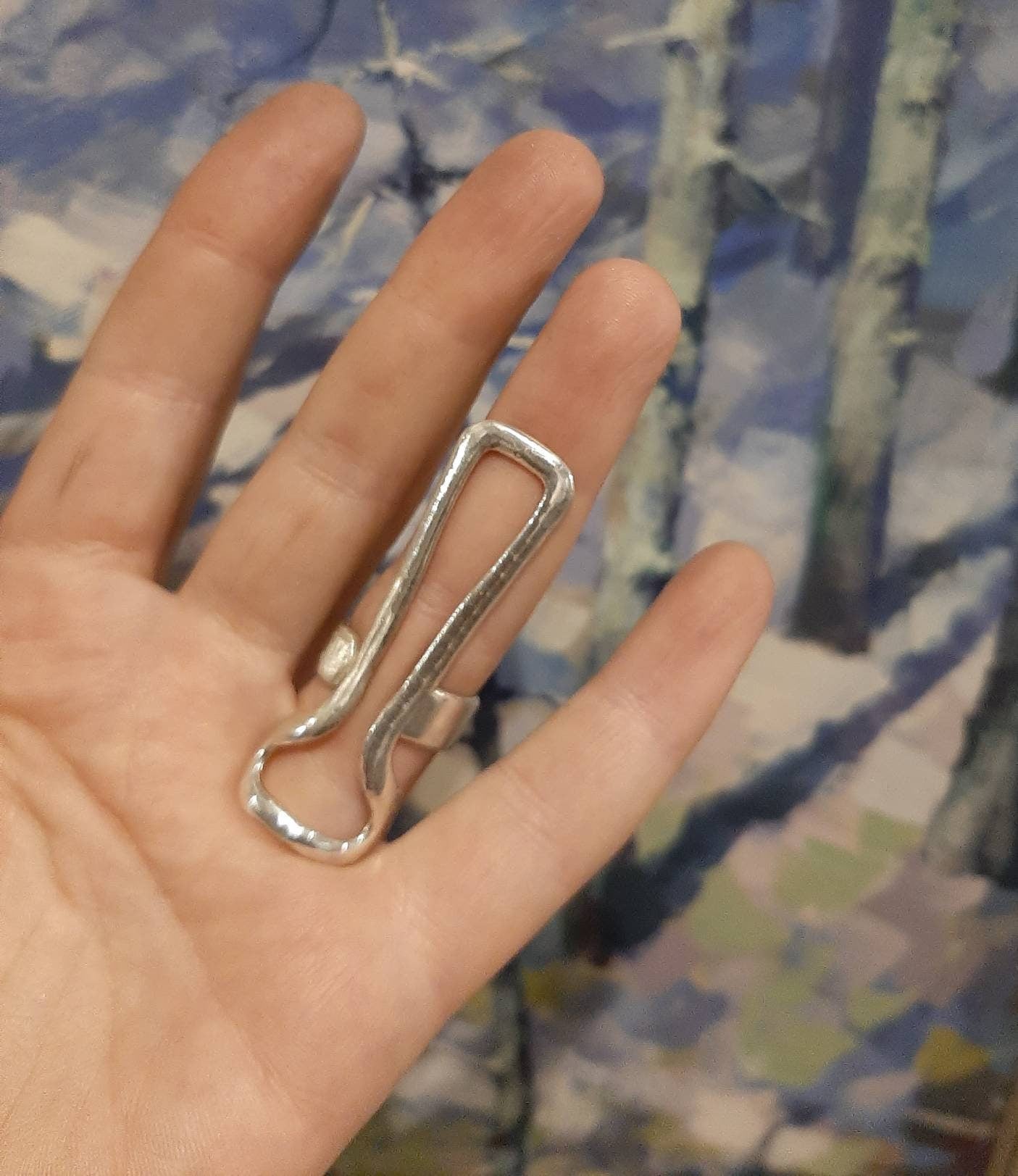 Adjustable MCP finger splint ring worn on the finger for joint stabilization and comfort