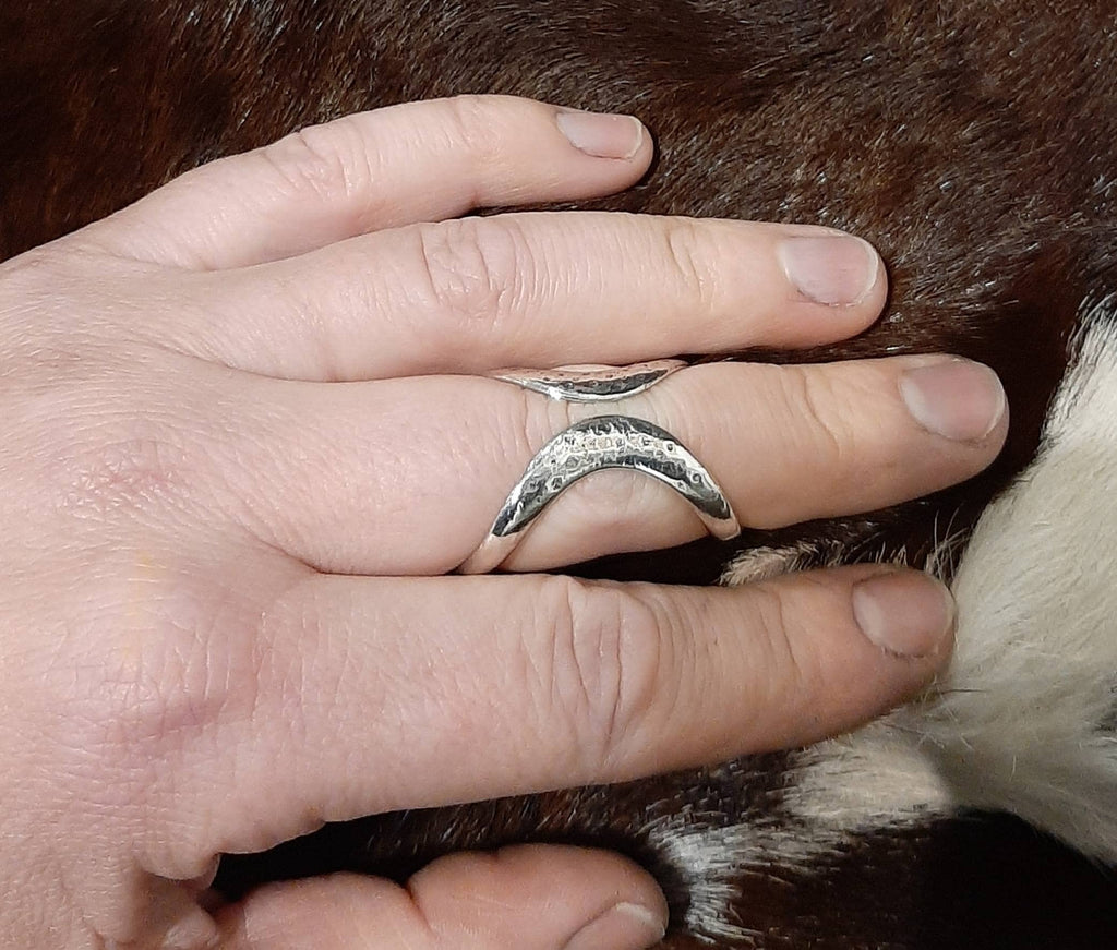 Adjustable finger support ring designed for a secure fit and comfortable daily wear