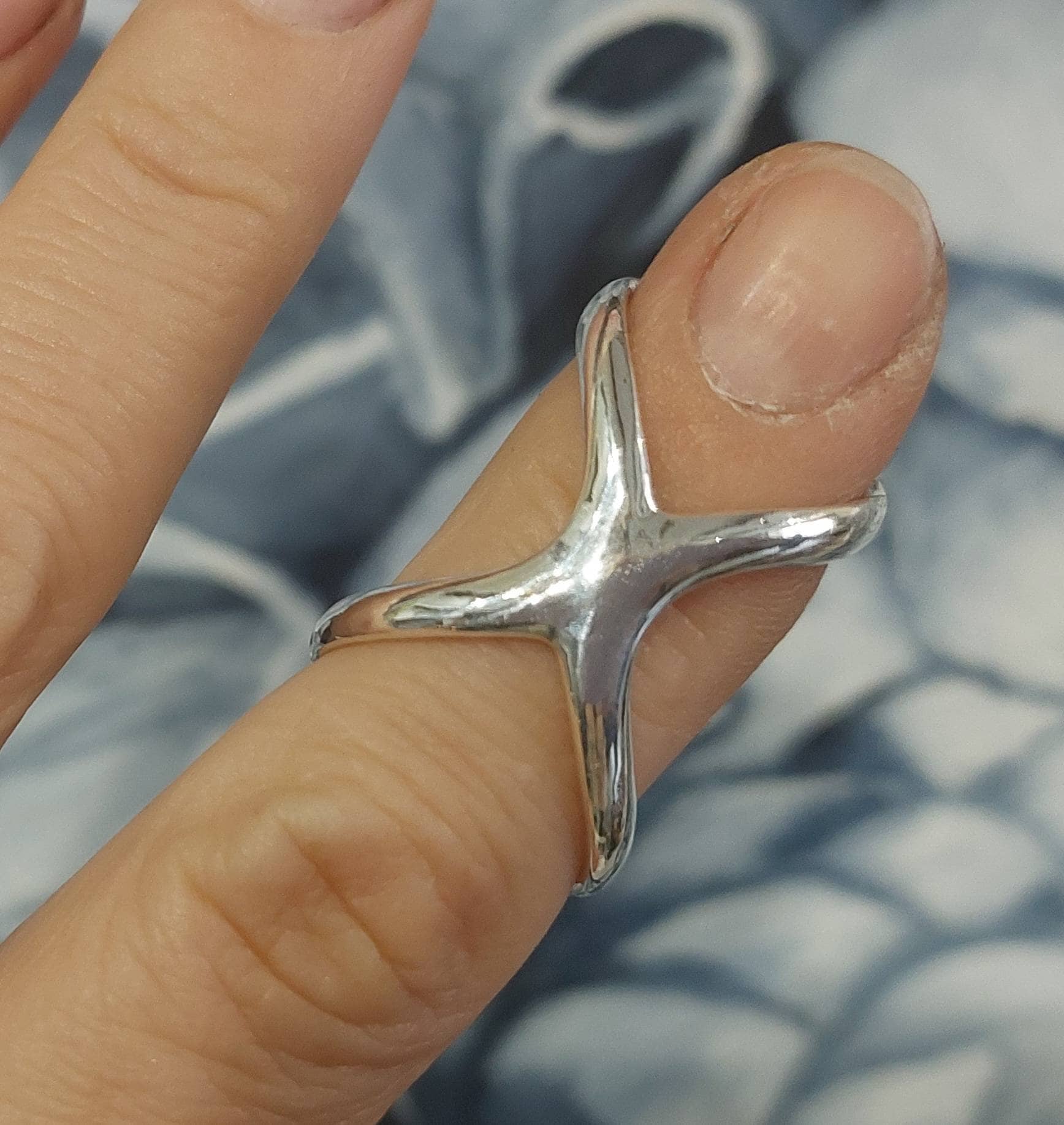 Butterfly finger splint ring designed to support  and multiple types of finger bending