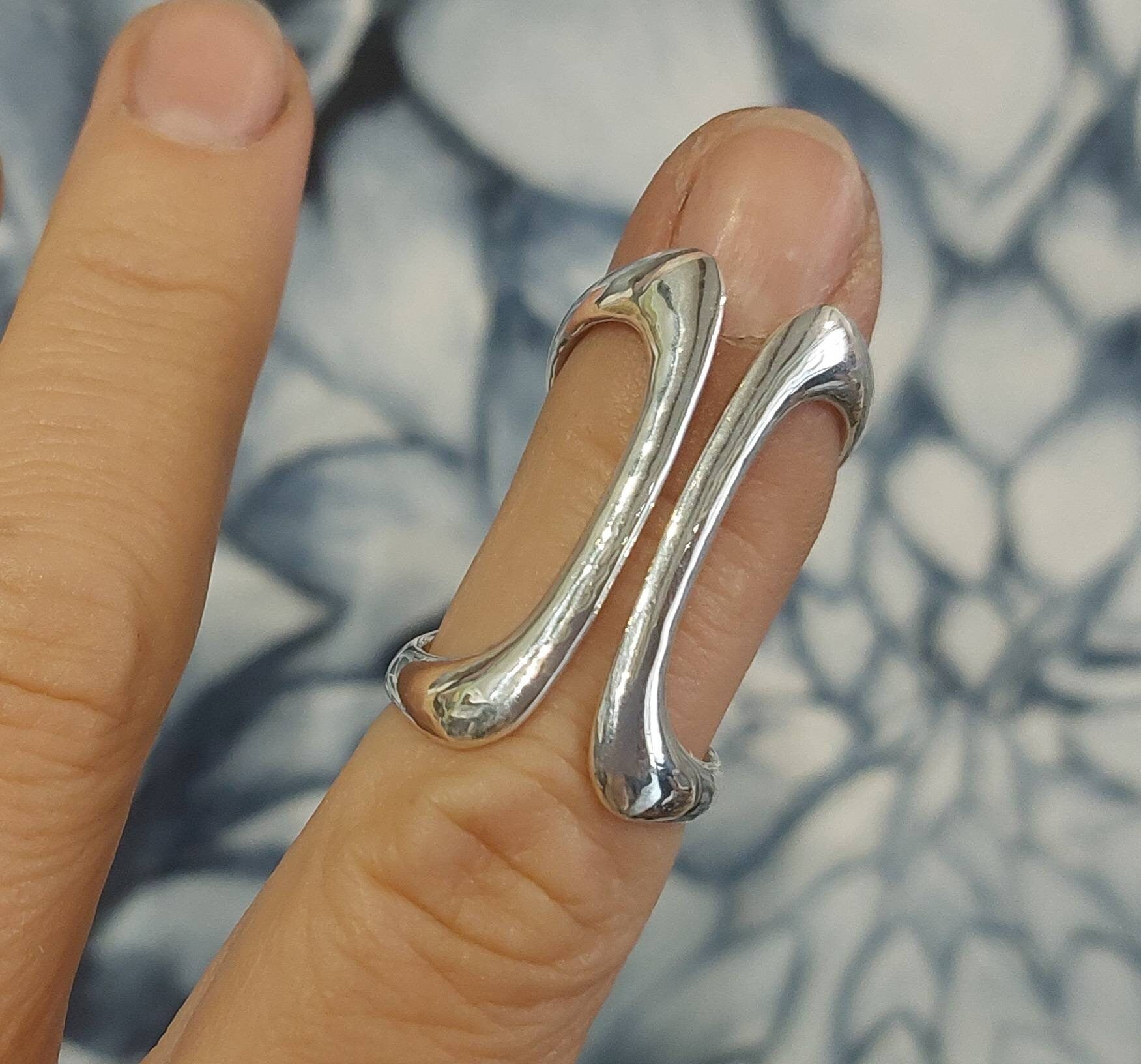 Butterfly finger splint ring worn to help stabilize finger joints and correct bending
