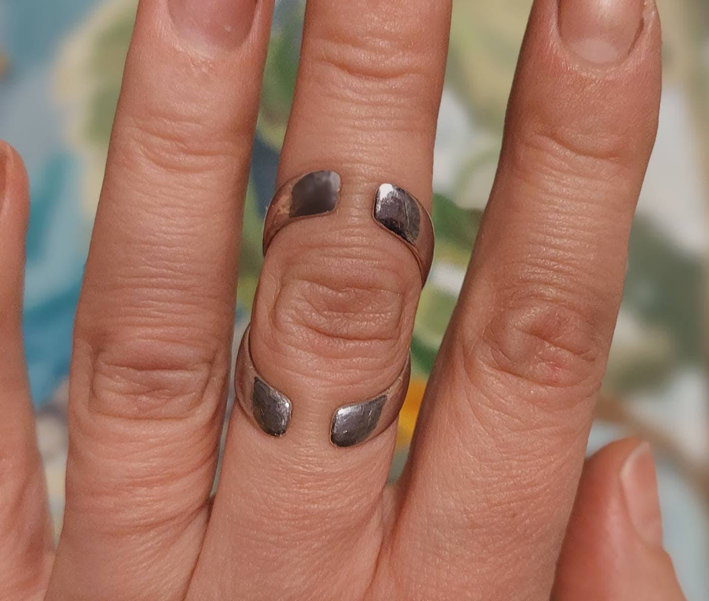 Adjustable finger splint ring worn for  support and finger joint stabilization