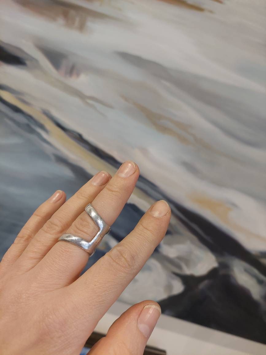 Adjustable bronze finger brace for finger support.