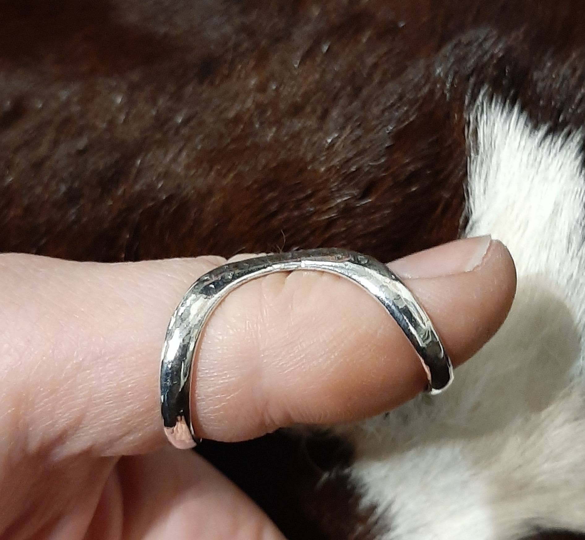 Finger splint ring designed to improve finger alignment