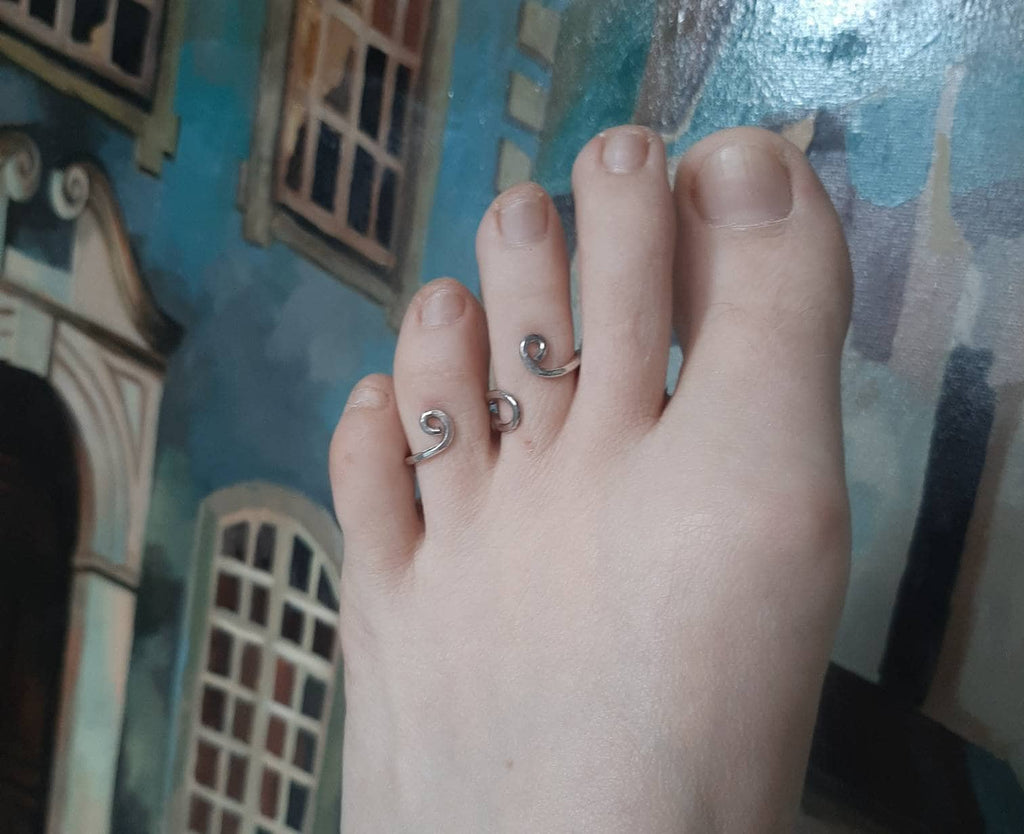 Adjustable sterling silver 925 toe splint with two rings designed to keep toes aligned and together