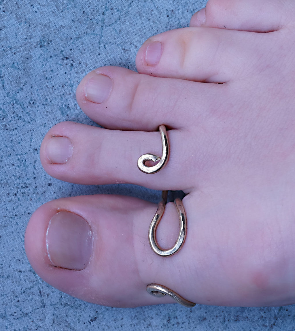 Adjustable  toe splint with two rings designed to support toe alignment and stability