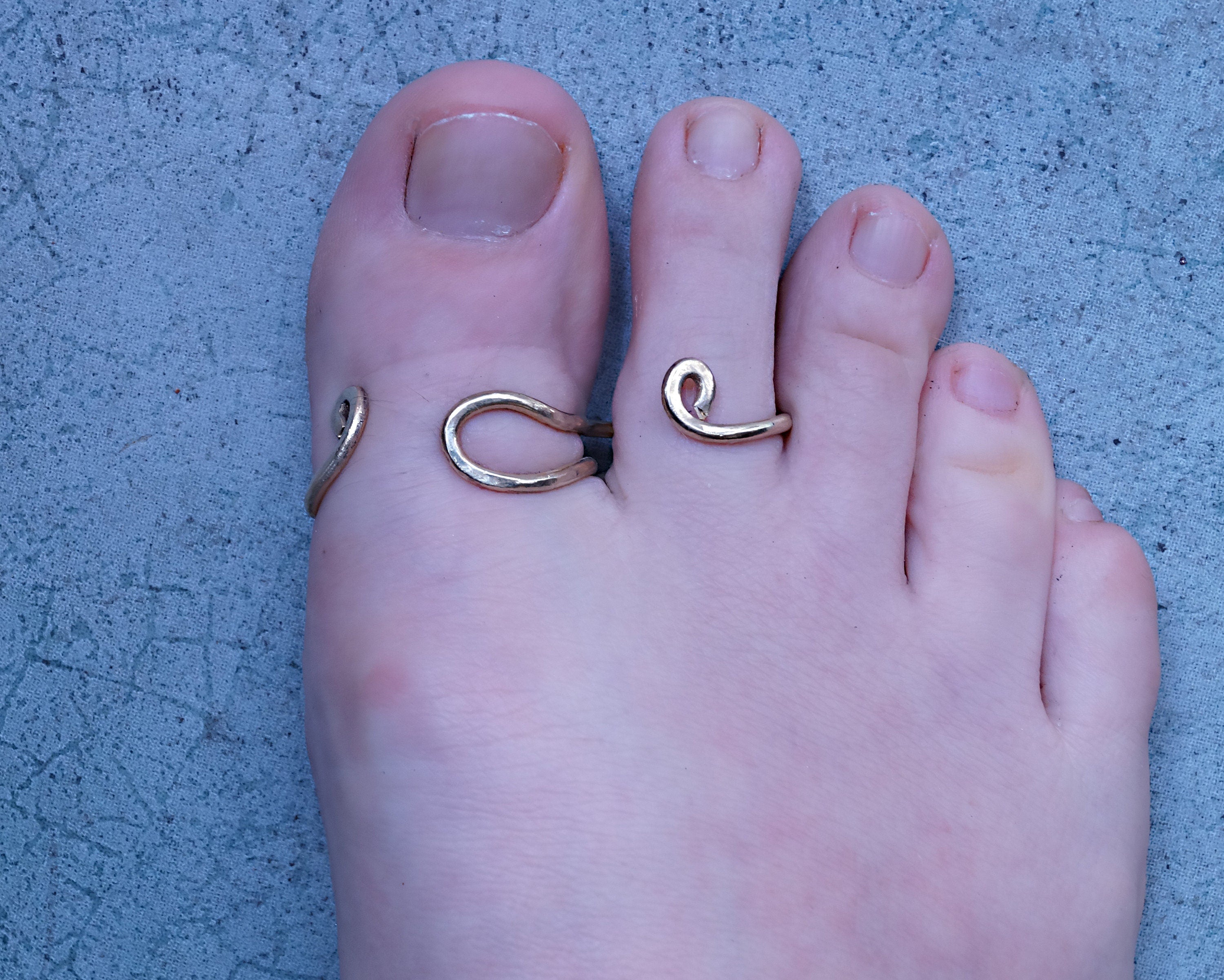 Adjustable toe splint worn to help maintain toe alignment and improve joint stability