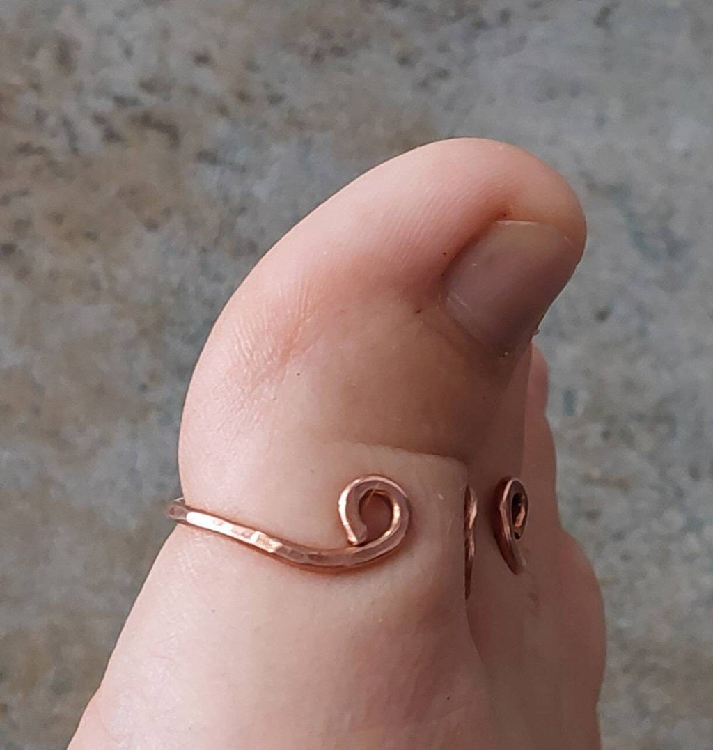 Side view of an adjustable copper toe splint featuring a two ring support design