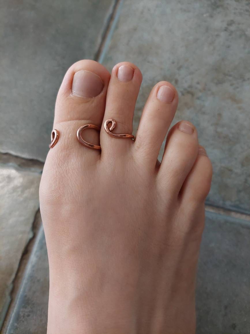Adjustable copper toe splint worn to help maintain proper toe alignment and comfort